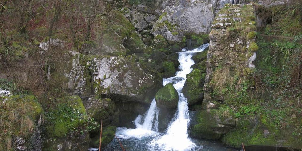 Nacimiento del río Larráun Nacimiento del río Larráun