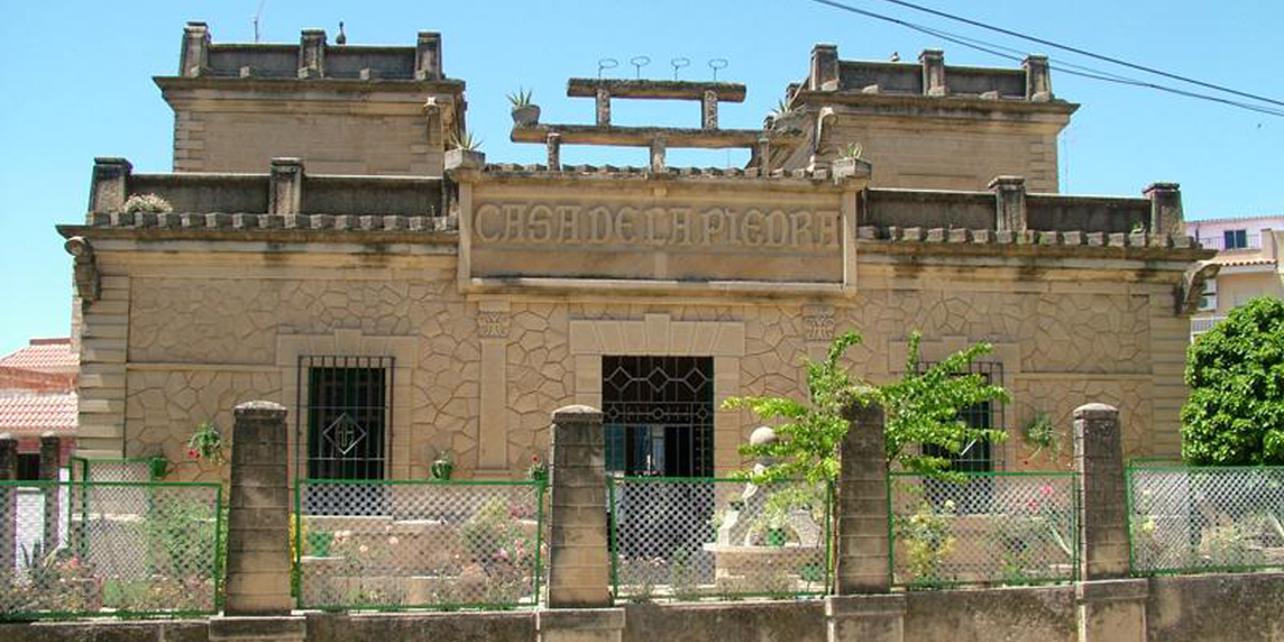 Casa de la Piedra Casa de la Piedra
