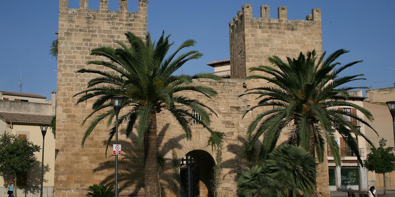 Muralla y puerta de Alcúdia Muralla y puerta de Alcúdia